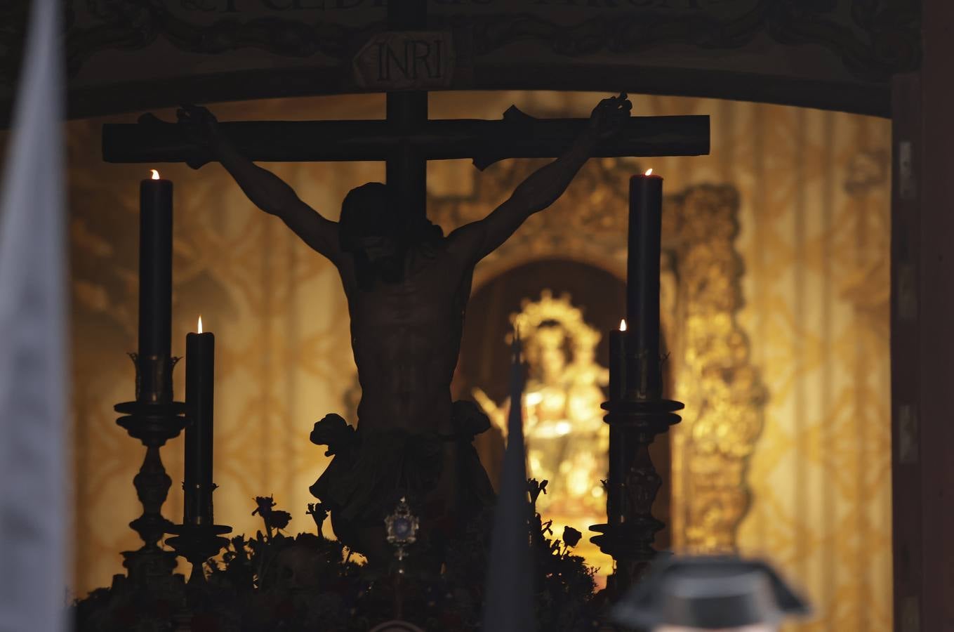 La hermandad de Pasión y Muerte saliendo de la iglesia de los Salesianos de Triana. JUAN FLORES