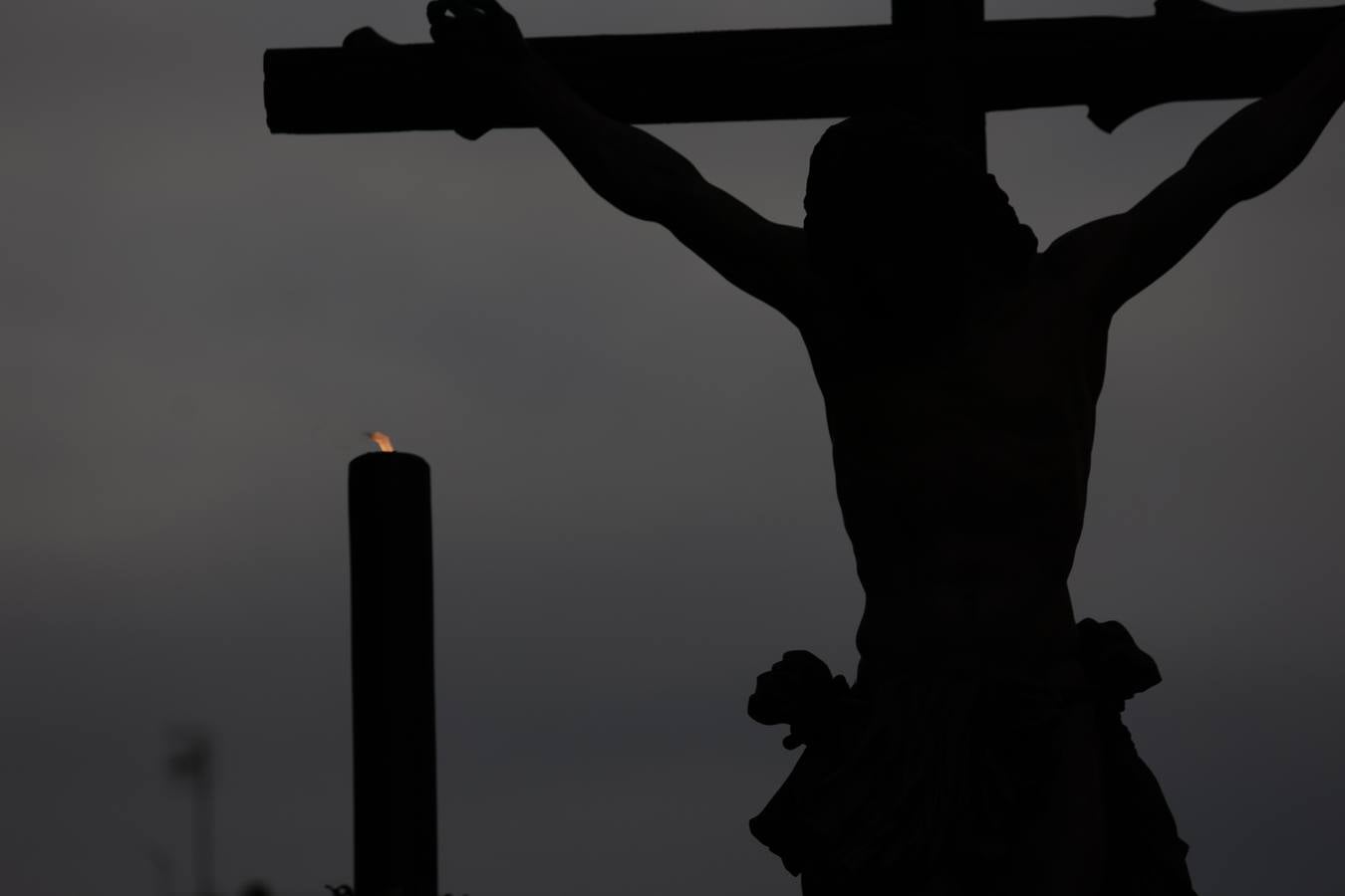 La hermandad de Pasión y Muerte saliendo de la iglesia de los Salesianos de Triana. JUAN FLORES