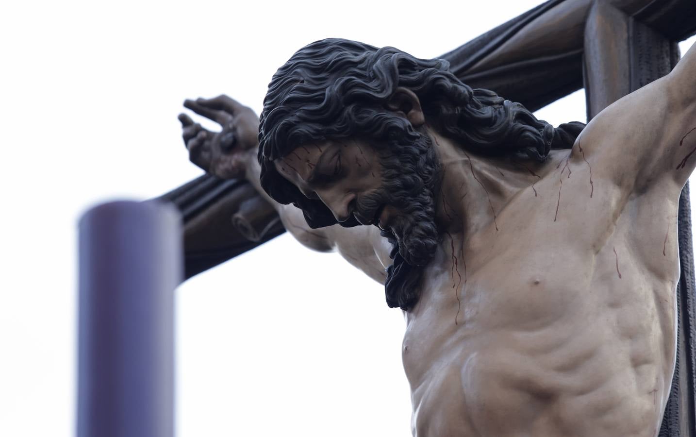 La hermandad de Pasión y Muerte saliendo de la iglesia de los Salesianos de Triana. JUAN FLORES