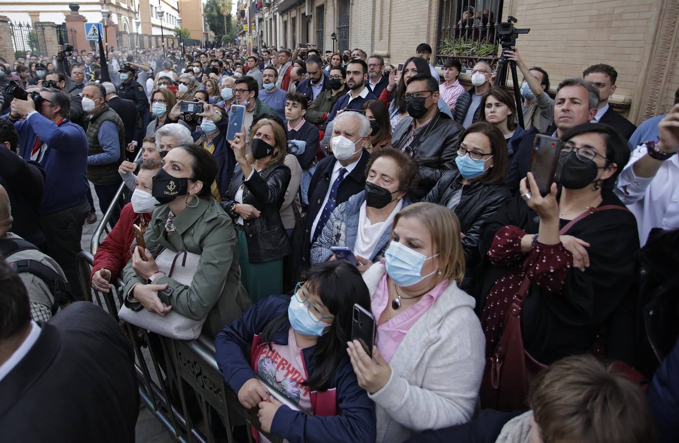 La hermandad de Pasión y Muerte saliendo de la iglesia de los Salesianos de Triana. JUAN FLORES