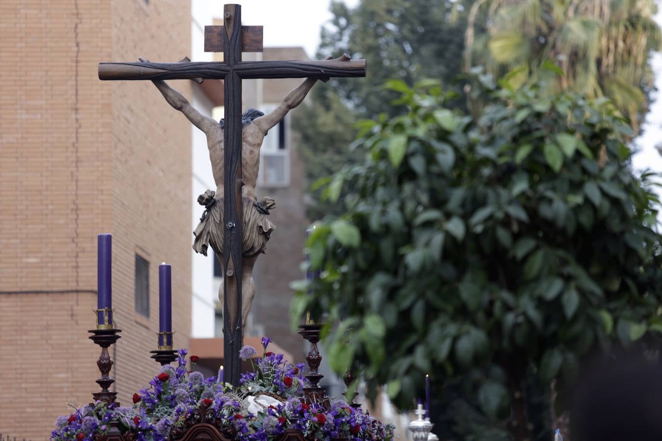 La hermandad de Pasión y Muerte saliendo de la iglesia de los Salesianos de Triana. JUAN FLORES