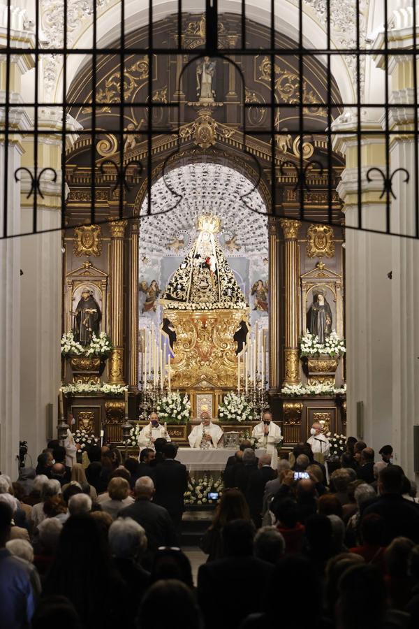 En imágenes, el presidente de la Junta en la misa del Viernes de Dolores en Córdoba