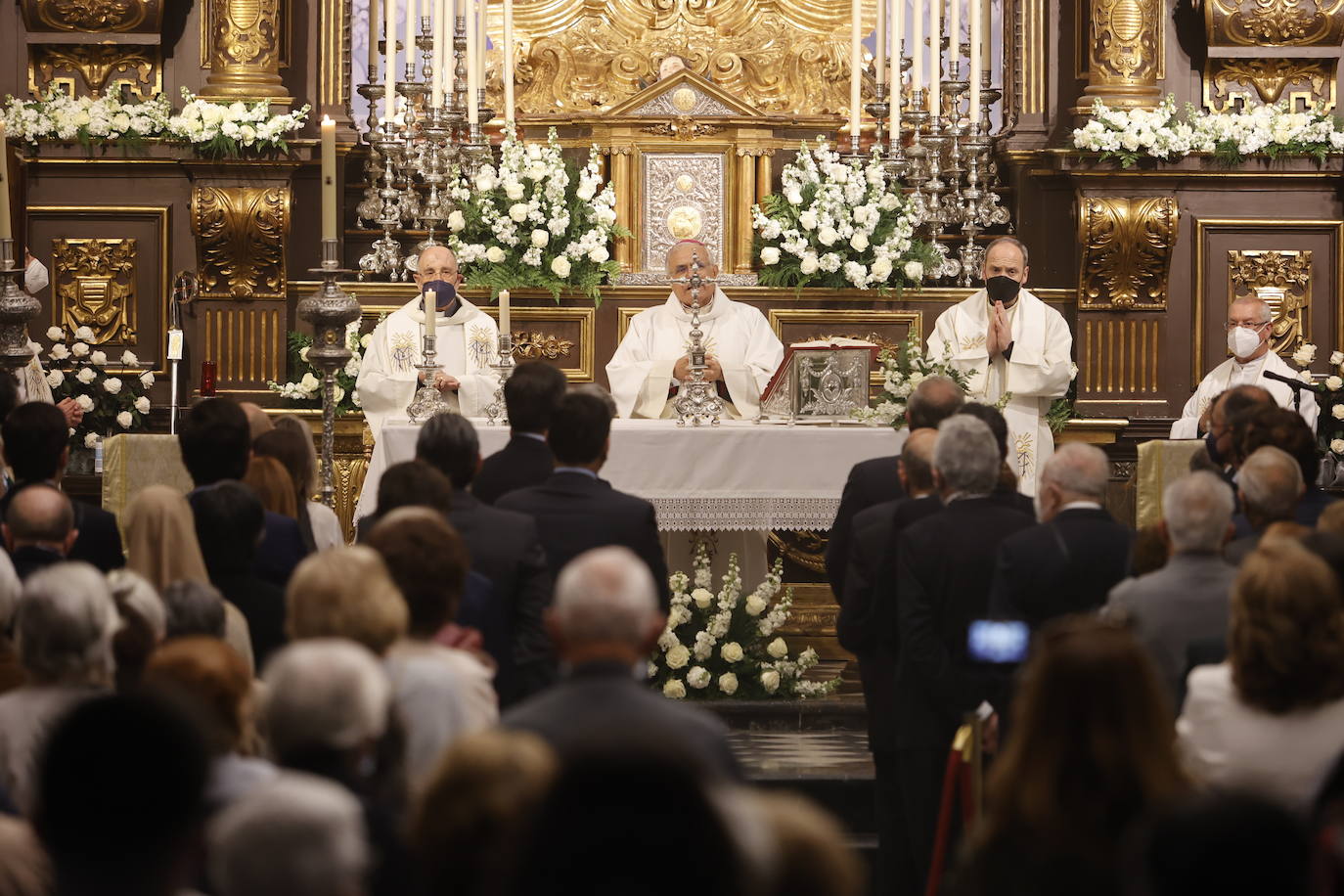 En imágenes, el presidente de la Junta en la misa del Viernes de Dolores en Córdoba