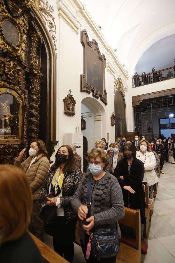 En imágenes, el presidente de la Junta en la misa del Viernes de Dolores en Córdoba