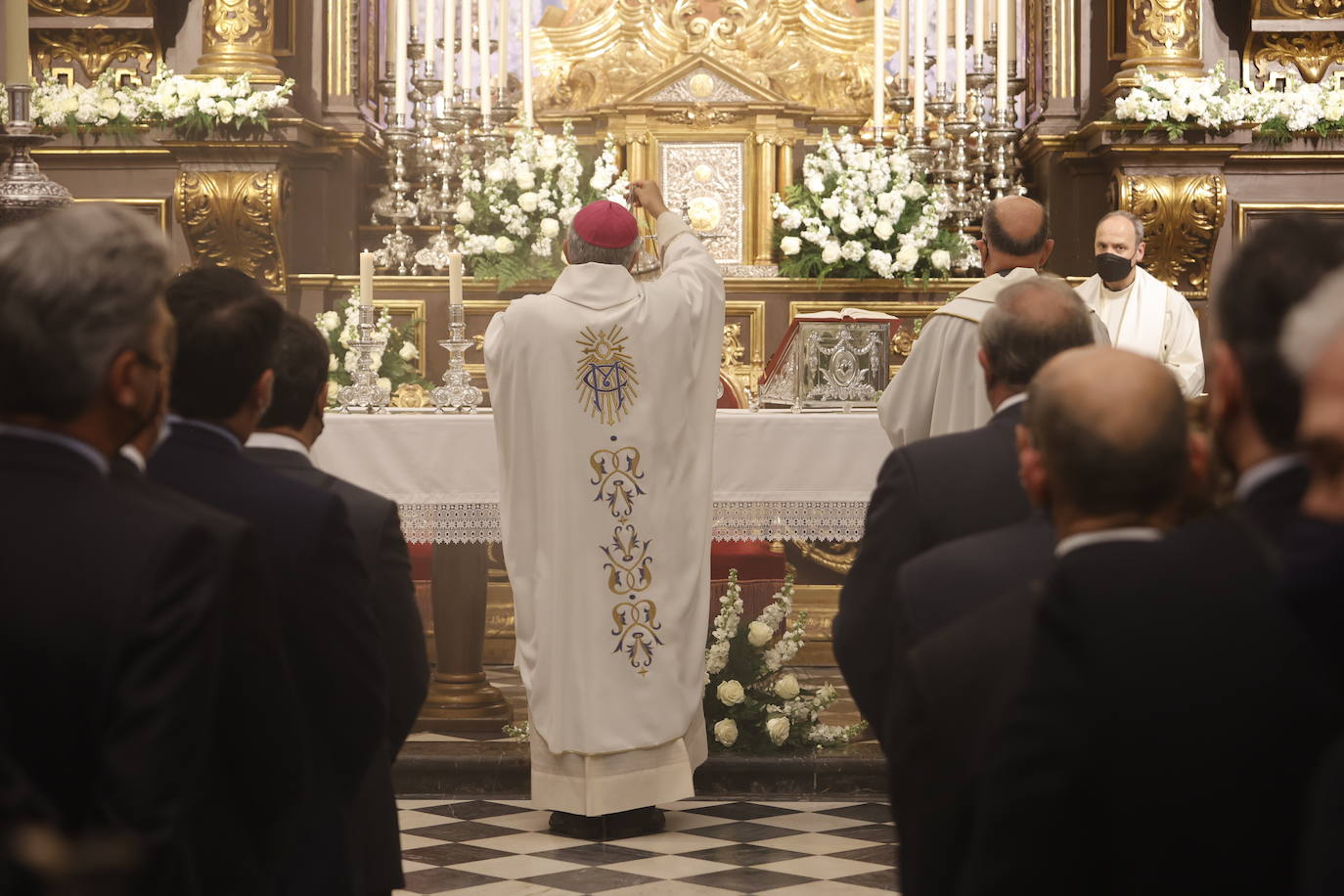 En imágenes, el presidente de la Junta en la misa del Viernes de Dolores en Córdoba