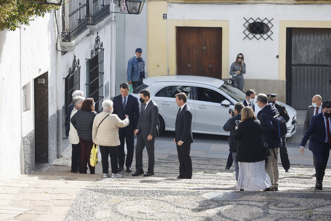 En imágenes, el presidente de la Junta en la misa del Viernes de Dolores en Córdoba