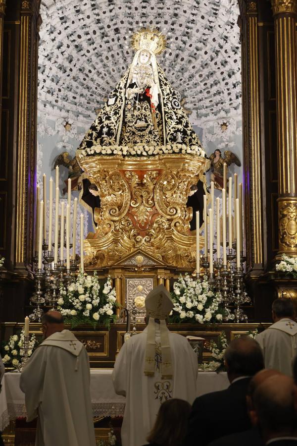 En imágenes, el presidente de la Junta en la misa del Viernes de Dolores en Córdoba