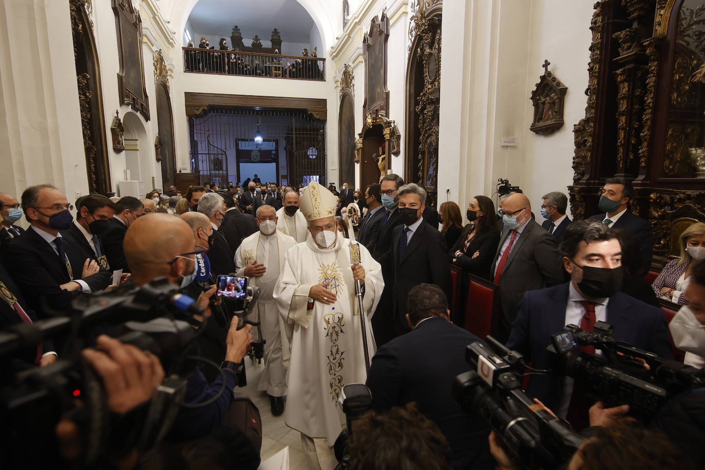 En imágenes, el presidente de la Junta en la misa del Viernes de Dolores en Córdoba