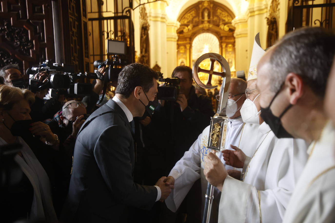 En imágenes, el presidente de la Junta en la misa del Viernes de Dolores en Córdoba