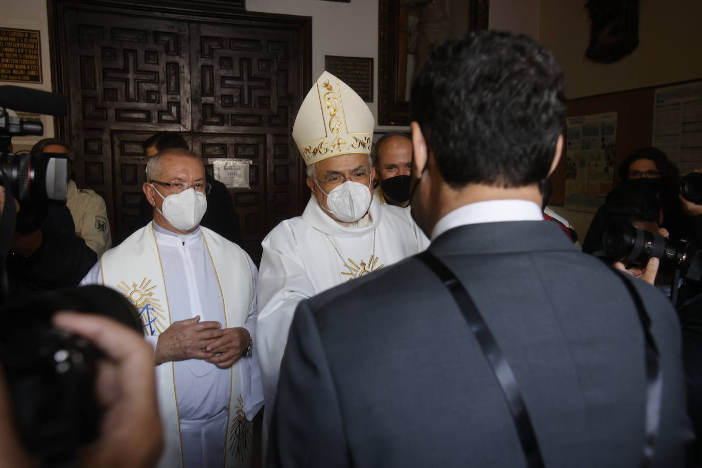 En imágenes, el presidente de la Junta en la misa del Viernes de Dolores en Córdoba