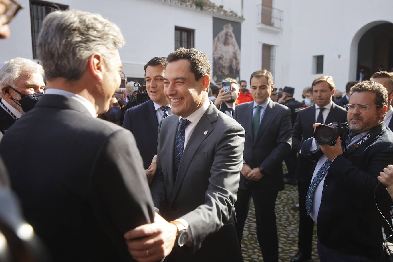 En imágenes, el presidente de la Junta en la misa del Viernes de Dolores en Córdoba