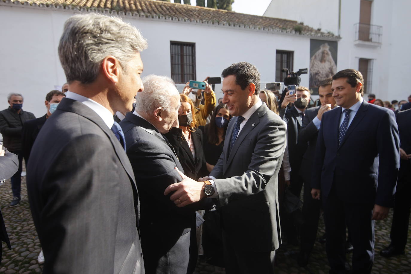 En imágenes, el presidente de la Junta en la misa del Viernes de Dolores en Córdoba