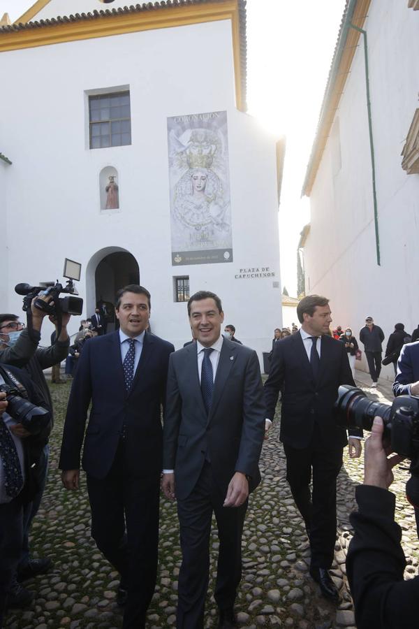 En imágenes, el presidente de la Junta en la misa del Viernes de Dolores en Córdoba