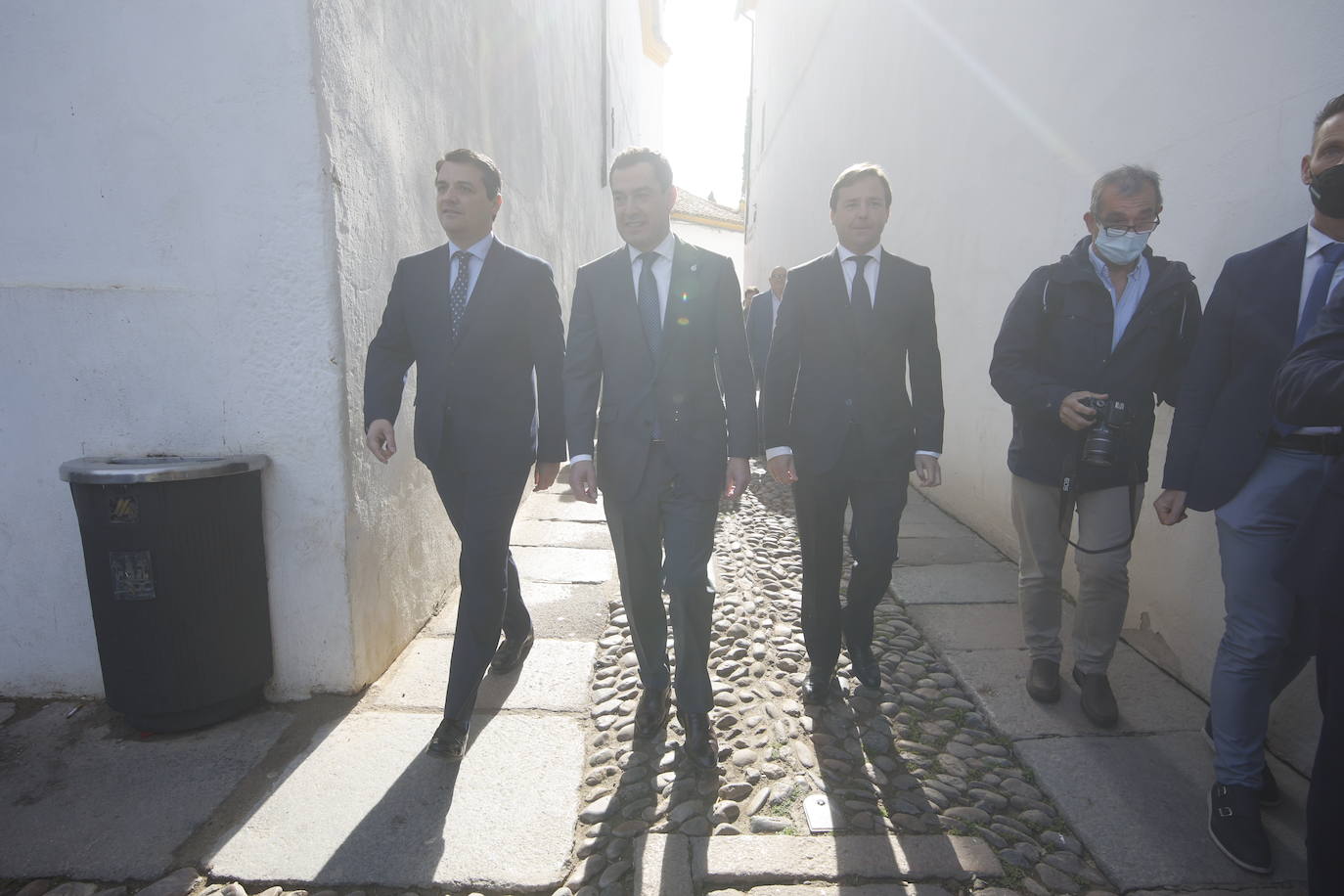 En imágenes, el presidente de la Junta en la misa del Viernes de Dolores en Córdoba