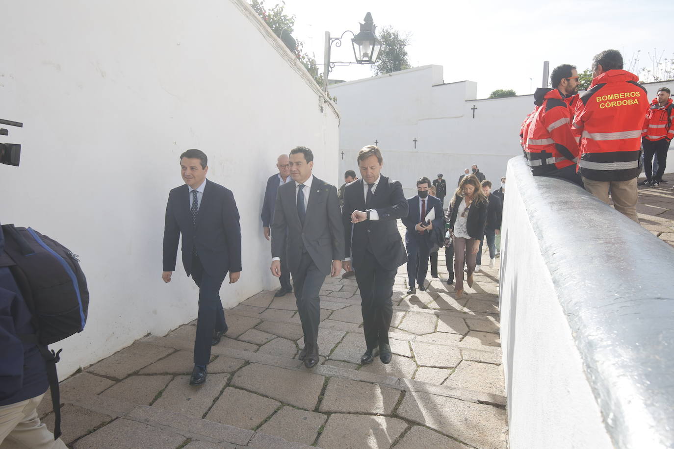 En imágenes, el presidente de la Junta en la misa del Viernes de Dolores en Córdoba