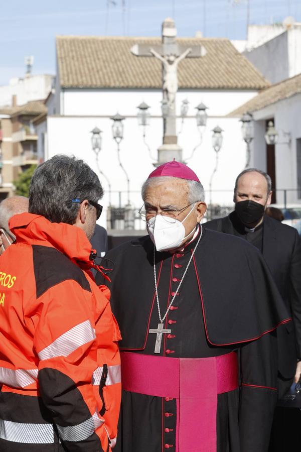 En imágenes, el presidente de la Junta en la misa del Viernes de Dolores en Córdoba