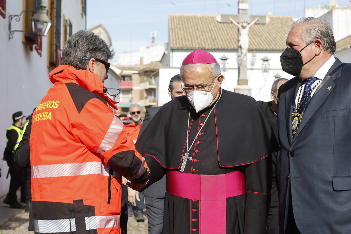 En imágenes, el presidente de la Junta en la misa del Viernes de Dolores en Córdoba