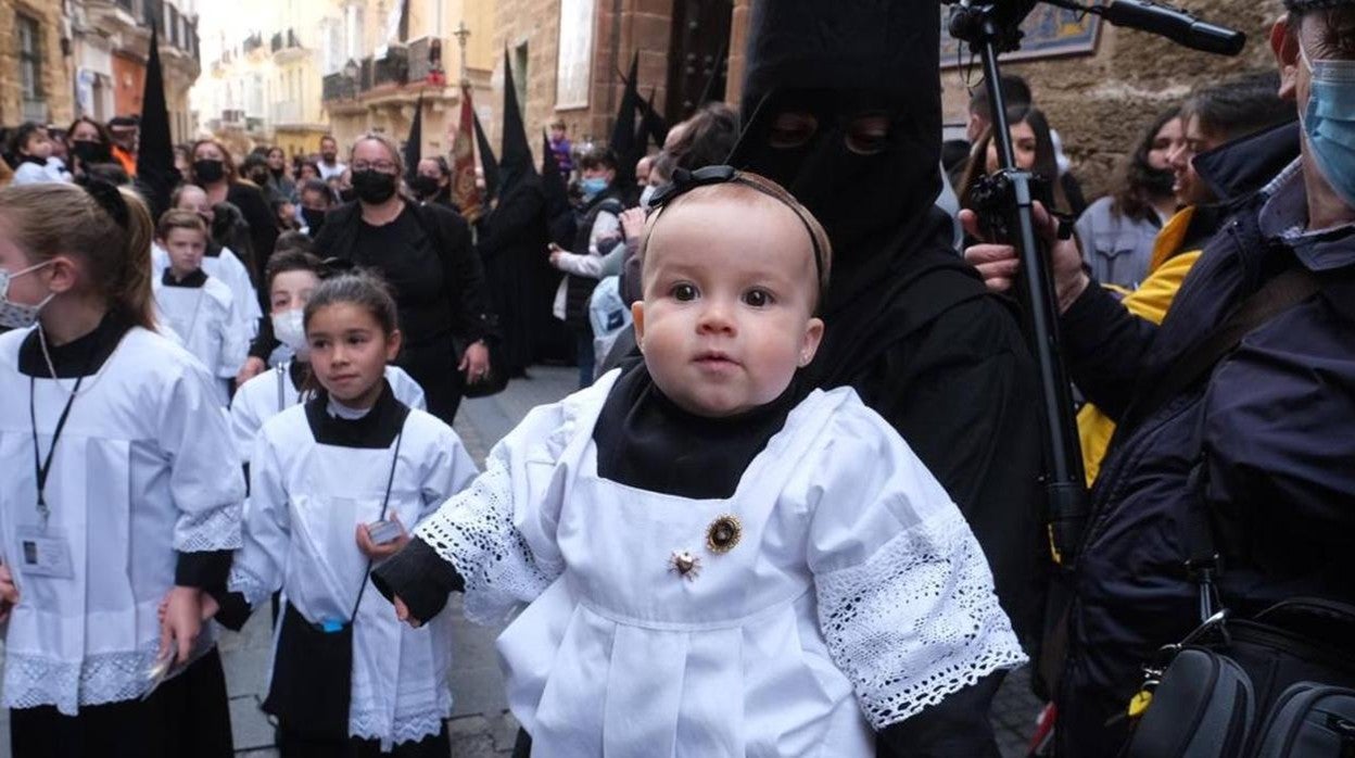 FOTOS: Procesión de Servitas el Viernes de Dolores, en la Semana Santa de Cádiz 2022