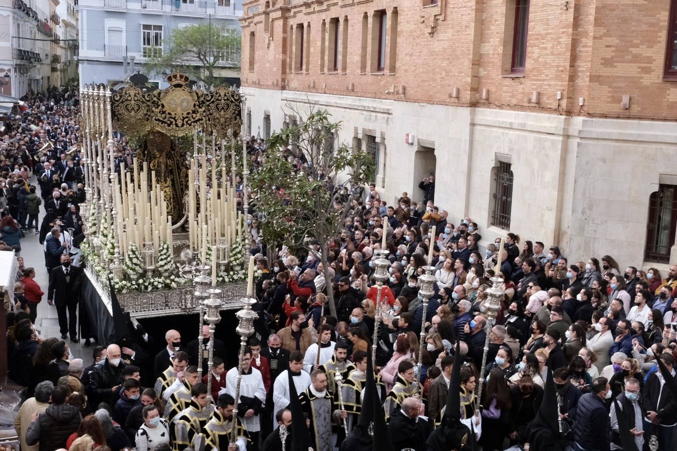 FOTOS: Procesión de Servitas el Viernes de Dolores, en la Semana Santa de Cádiz 2022