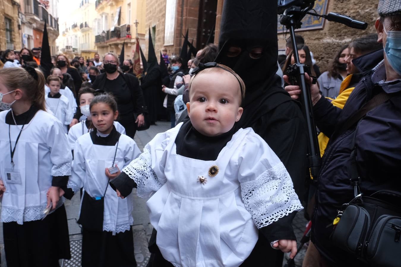 FOTOS: Procesión de Servitas el Viernes de Dolores, en la Semana Santa de Cádiz 2022