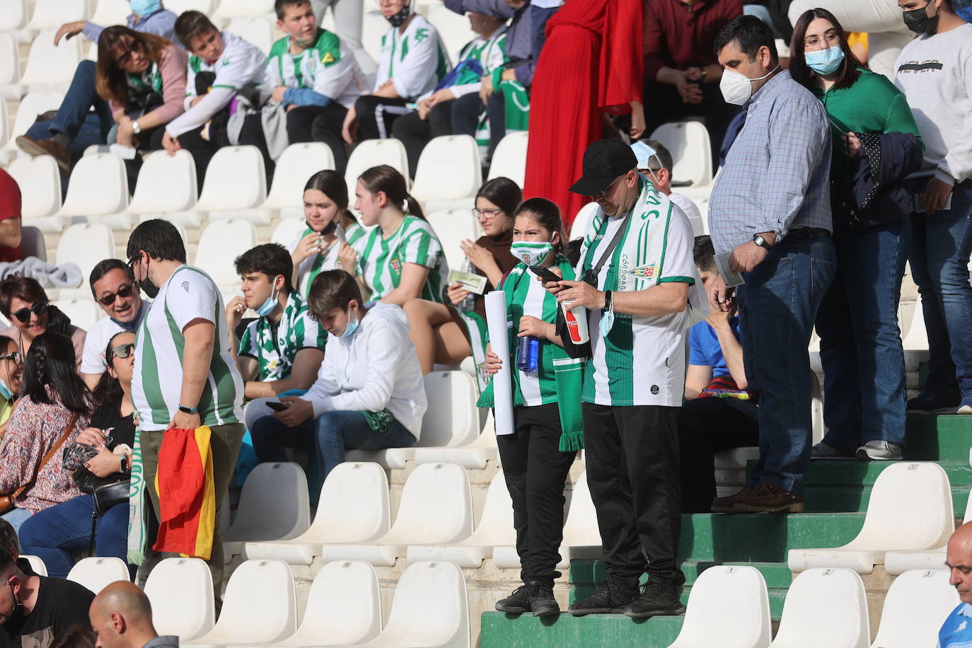 En imágenes, el fantástico ambiente en el Córdoba CF - Villanovense