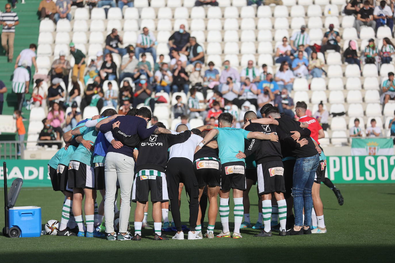 En imágenes, el fantástico ambiente en el Córdoba CF - Villanovense