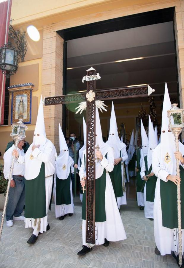 Hermandad Sacramental Virgen de la Medalla Milagrosa y Cofradía de Nazarenos de Ntro. Padre Jesús de la Esperanza en el Puente del Cedrón, María Stma. del Rosario y San Juan Evangelista. 