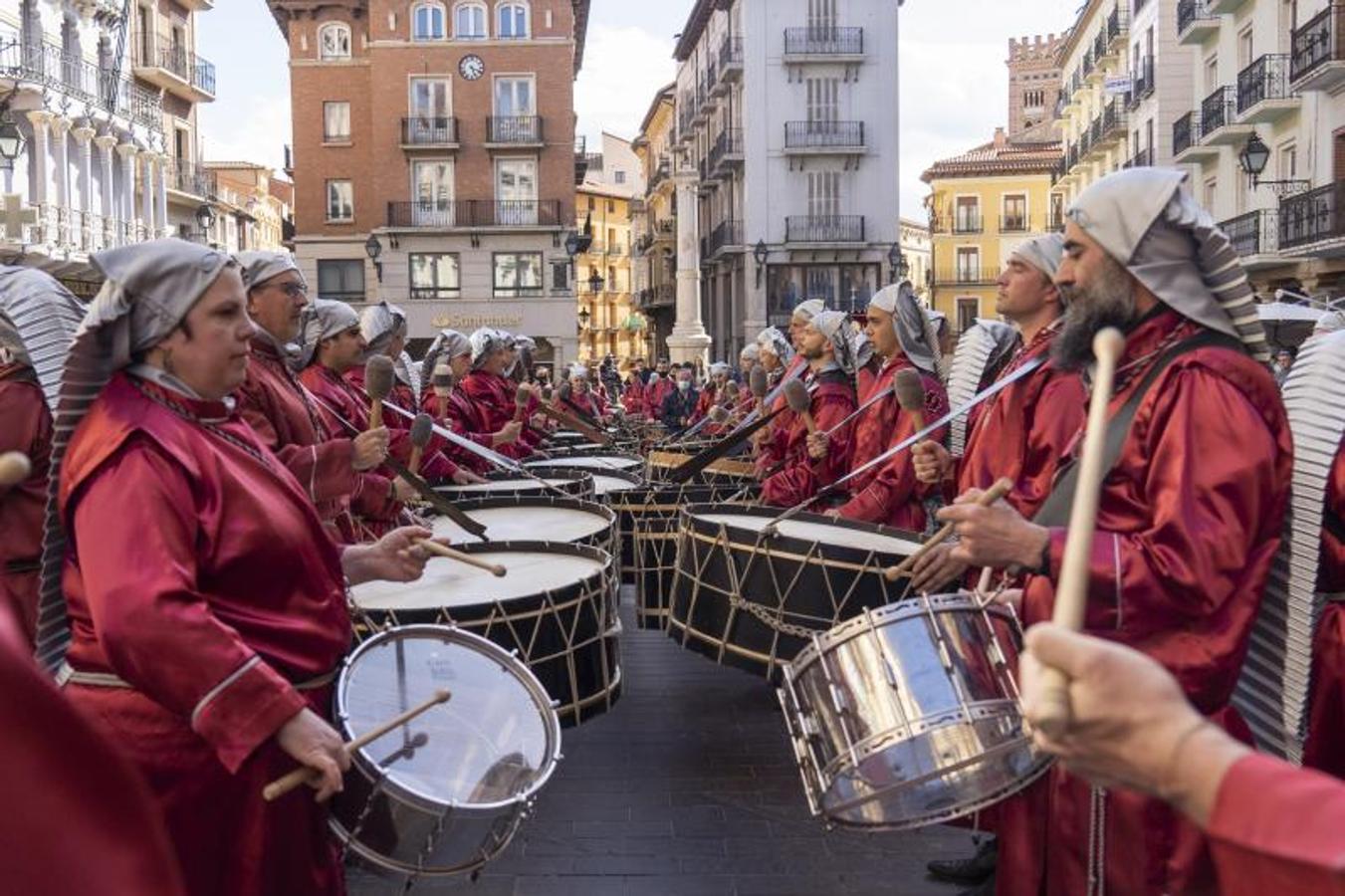 Retreta de exhaltación de los tambores y bombos celebrada este sábado en la plaza del Torico, en Teruel, en la que han participado las cofradías de la ciudad. 