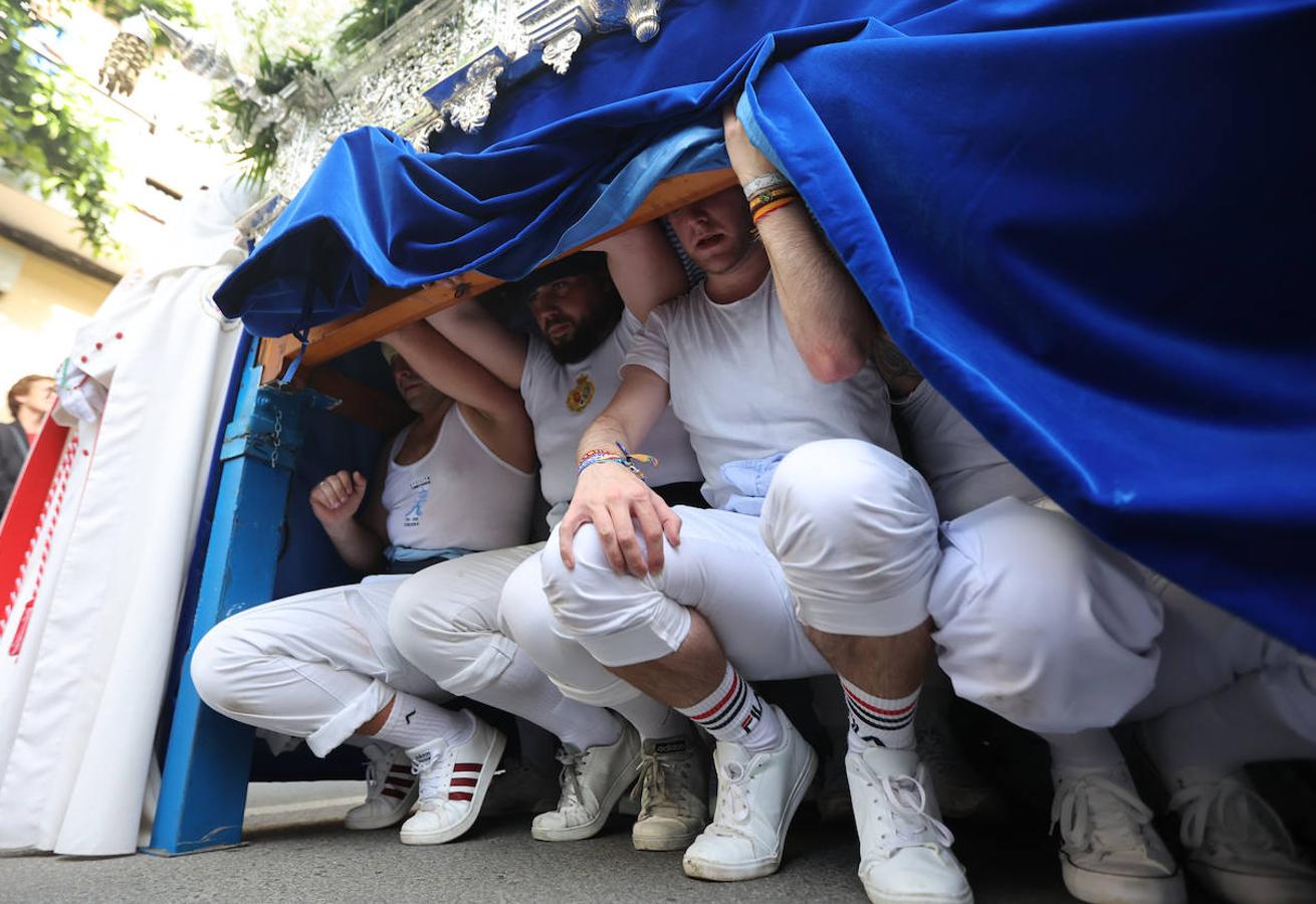 Un grupo de portadores andaluces, bajo uno de los Tronos. 