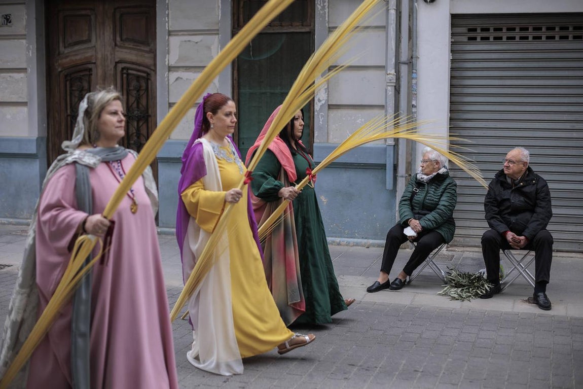 Cada año se queman las palmas del anterior, y esa ceniza se utiliza durante las celebraciones del Miércoles de Ceniza. 