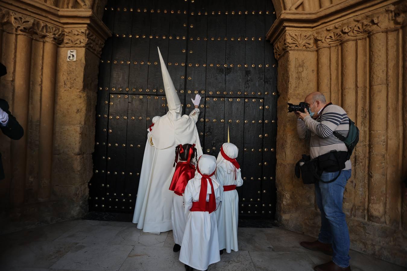 La vibrante salida de la Borriquita en el Domingo de Ramos de Córdoba, en imágenes