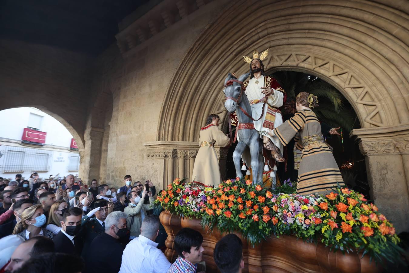 La vibrante salida de la Borriquita en el Domingo de Ramos de Córdoba, en imágenes