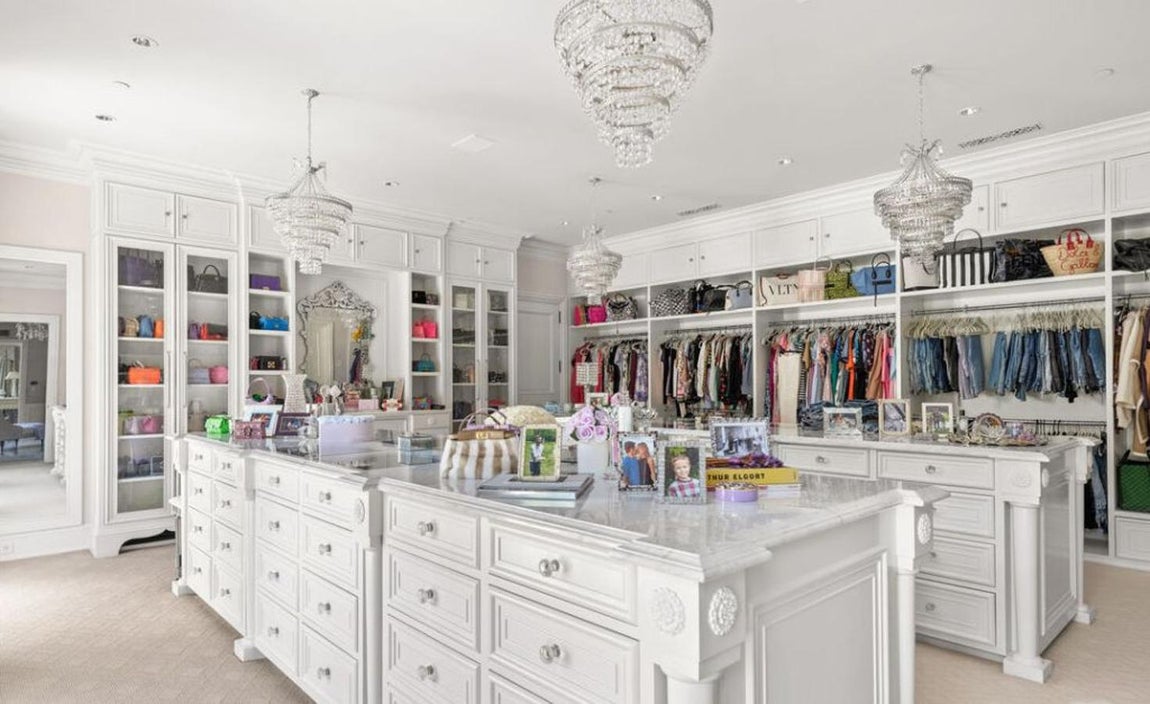 La mansión que Mark Wahlberg vende por 40 millones. La suite principal posee un gran vestidor con varias islas centrales situadas en el medio, mientras que las paredes están revestidas de estanterías que dejan al descubierto el mobiliario.