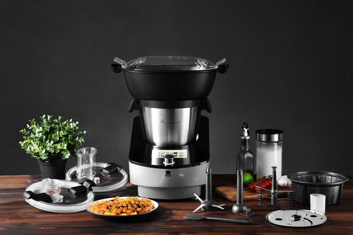 Robot de cocina. El tiempo que vas a ahorrar en la cocina gracias a este robot de cocina de Masterpro vale oro. Gracias al MultiCooker Touch de Masterpro se podrá batir, montar, emulsionar, remover, mezclar, confitar, cocinar a precisión grado a grado, amasar, hervir, fermentar, escalfar, cocinar al baño maría, baja temperatura, fuego lento, o a vapor, triturar, picar, moler, rallar, mondar, rebanar, trocear, y pulverizar… Descubre todo sobre ella <a href="https://www.masterpro-collection.com/es" target="_blank">aquí</a>: