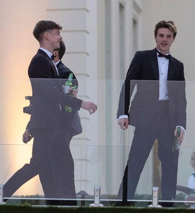 Los hermanos del novio. 