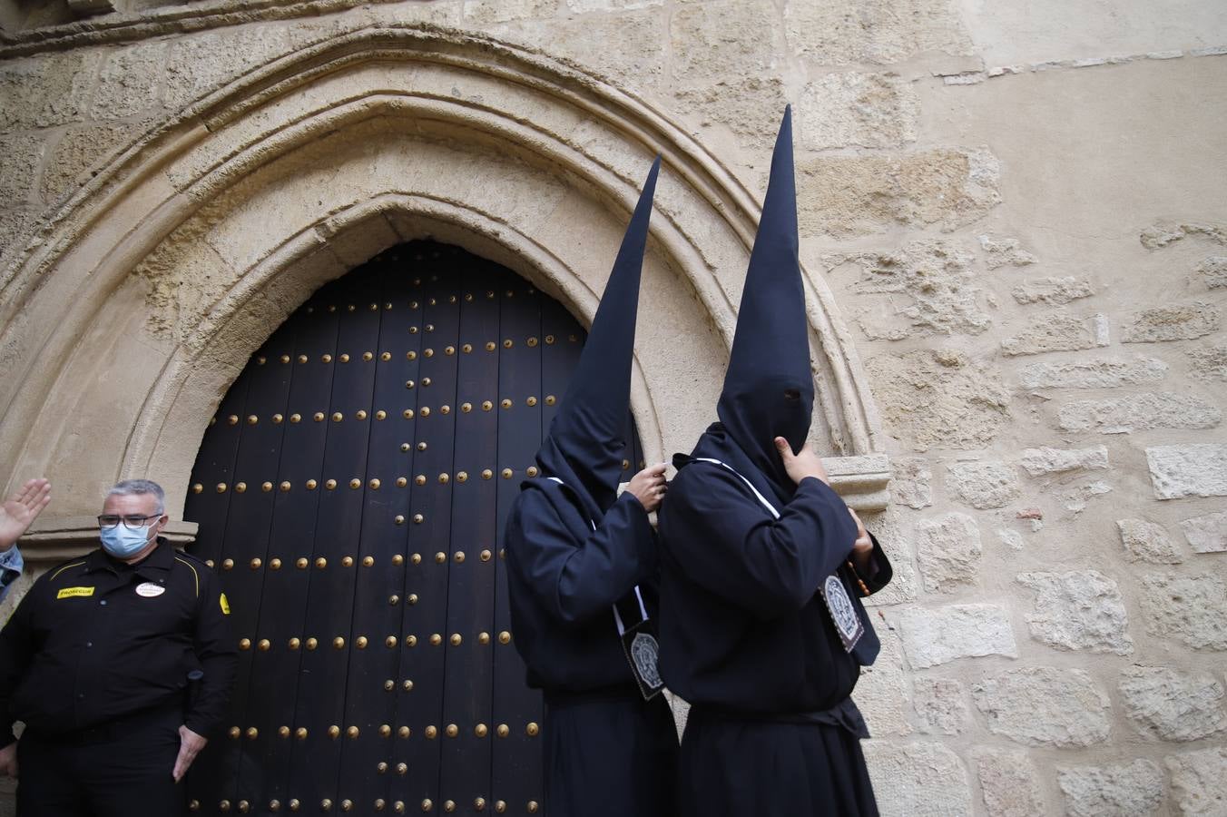 Las sobrias imágenes de Ánimas en el interior de San Lorenzo este Lunes Santo