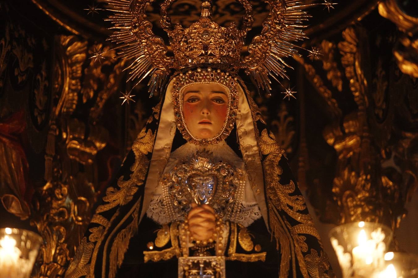 Las sobrias imágenes de Ánimas en el interior de San Lorenzo este Lunes Santo