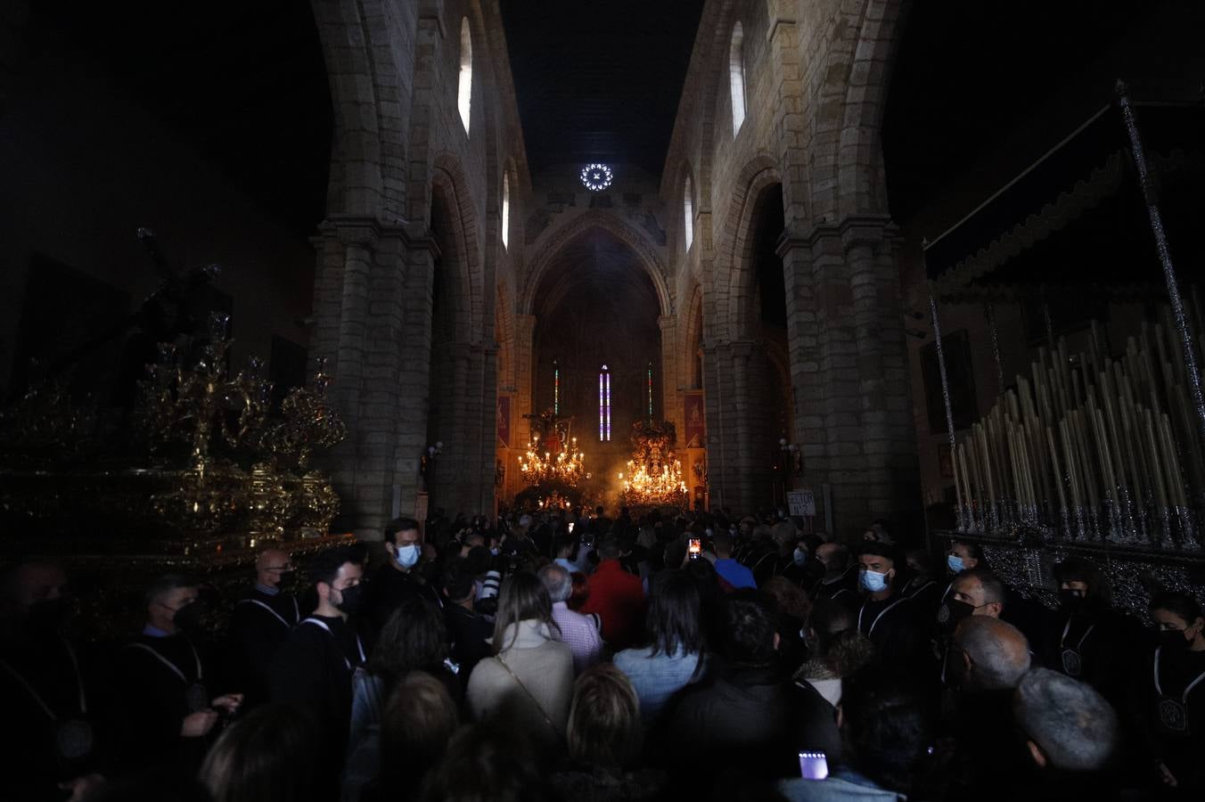 Las sobrias imágenes de Ánimas en el interior de San Lorenzo este Lunes Santo