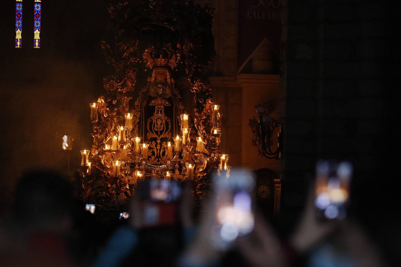 Las sobrias imágenes de Ánimas en el interior de San Lorenzo este Lunes Santo