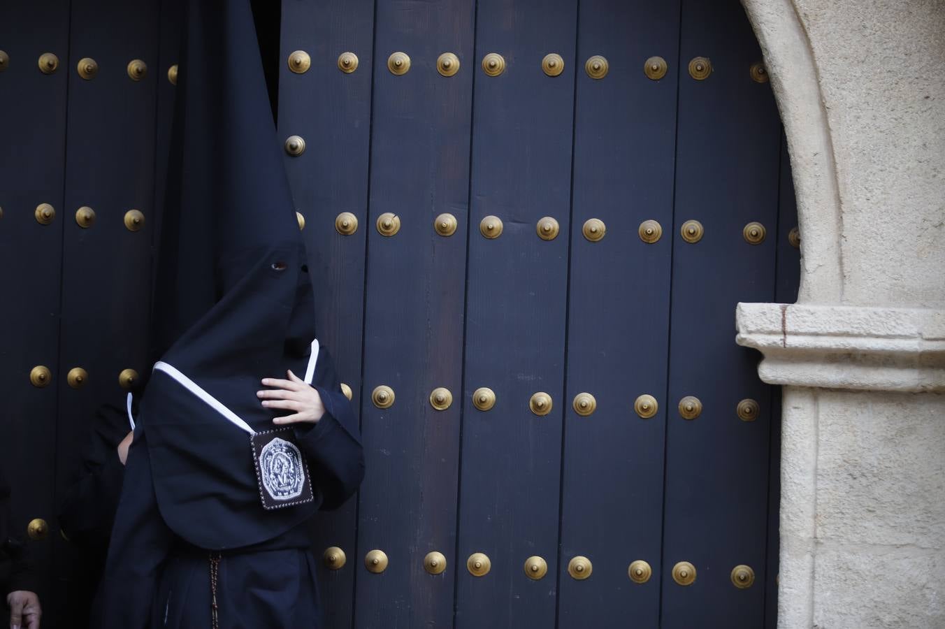 Las sobrias imágenes de Ánimas en el interior de San Lorenzo este Lunes Santo