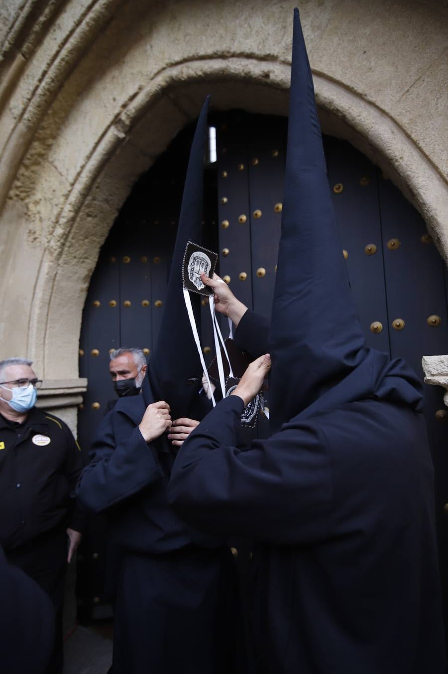 Las sobrias imágenes de Ánimas en el interior de San Lorenzo este Lunes Santo