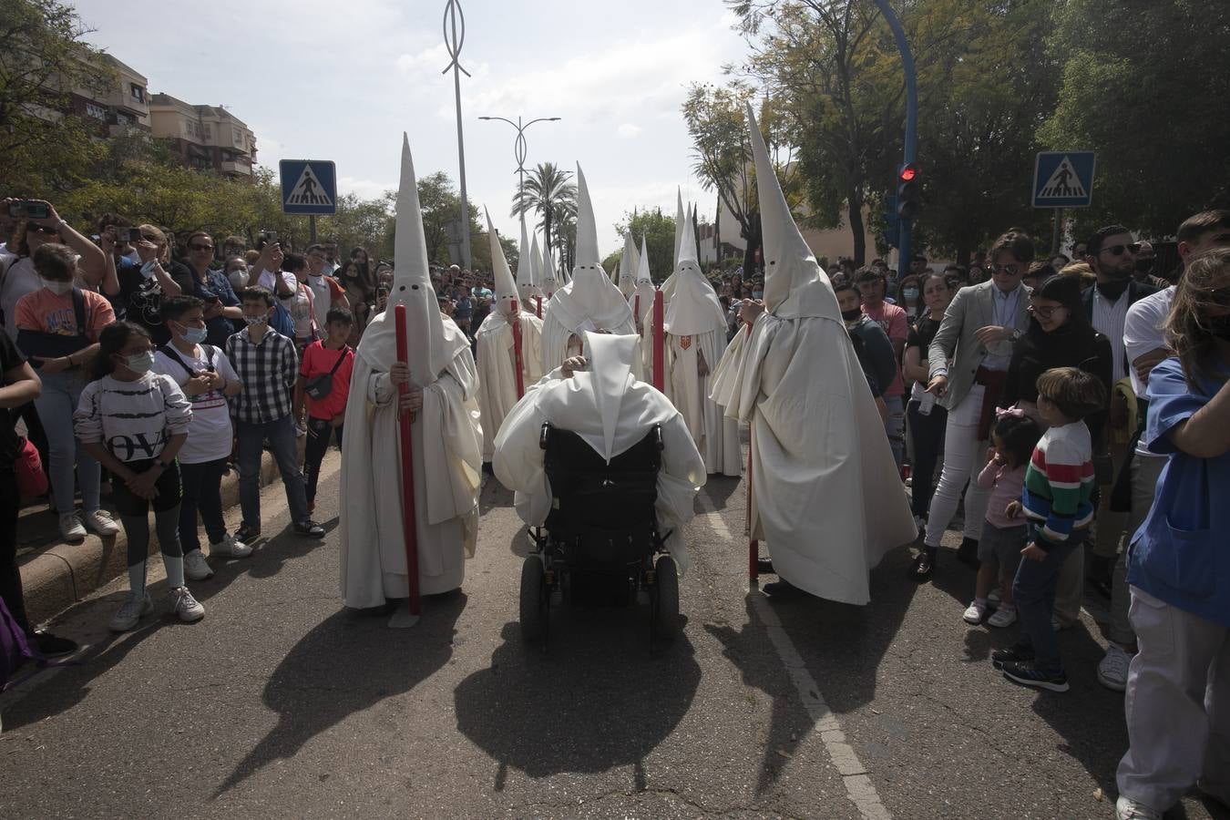 Lunes Santo | Bulla, devoción y todo un barrio tras la Merced de Córdoba, en imágenes