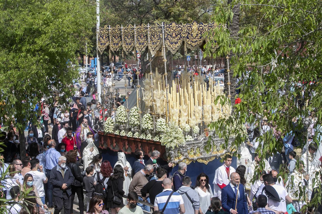 Lunes Santo | Bulla, devoción y todo un barrio tras la Merced de Córdoba, en imágenes