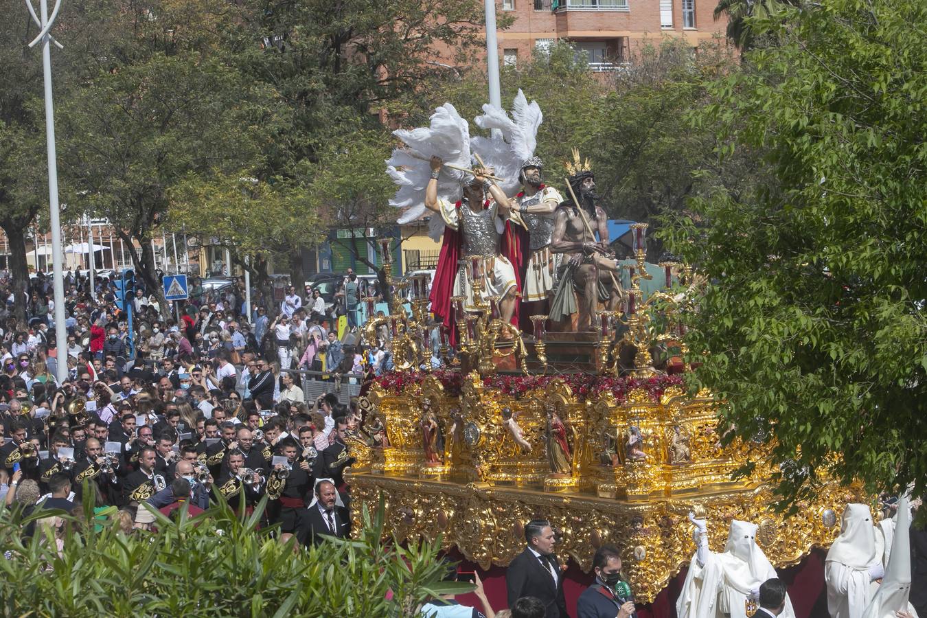 Lunes Santo | Bulla, devoción y todo un barrio tras la Merced de Córdoba, en imágenes