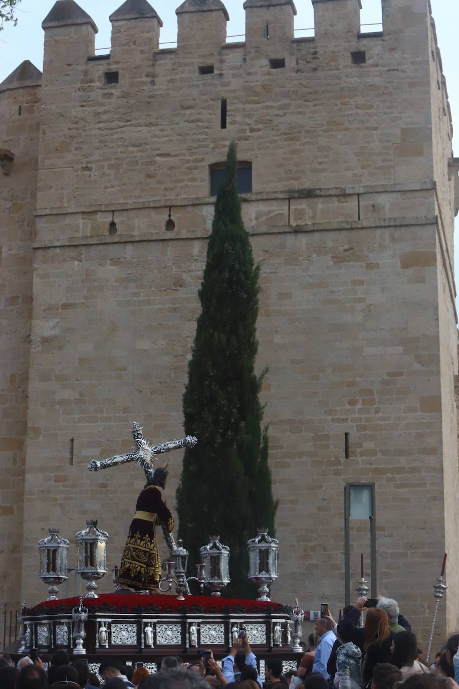 Lunes Santo | El bello desafío en Córdoba de la Vera Cruz a la lluvia, en imágenes