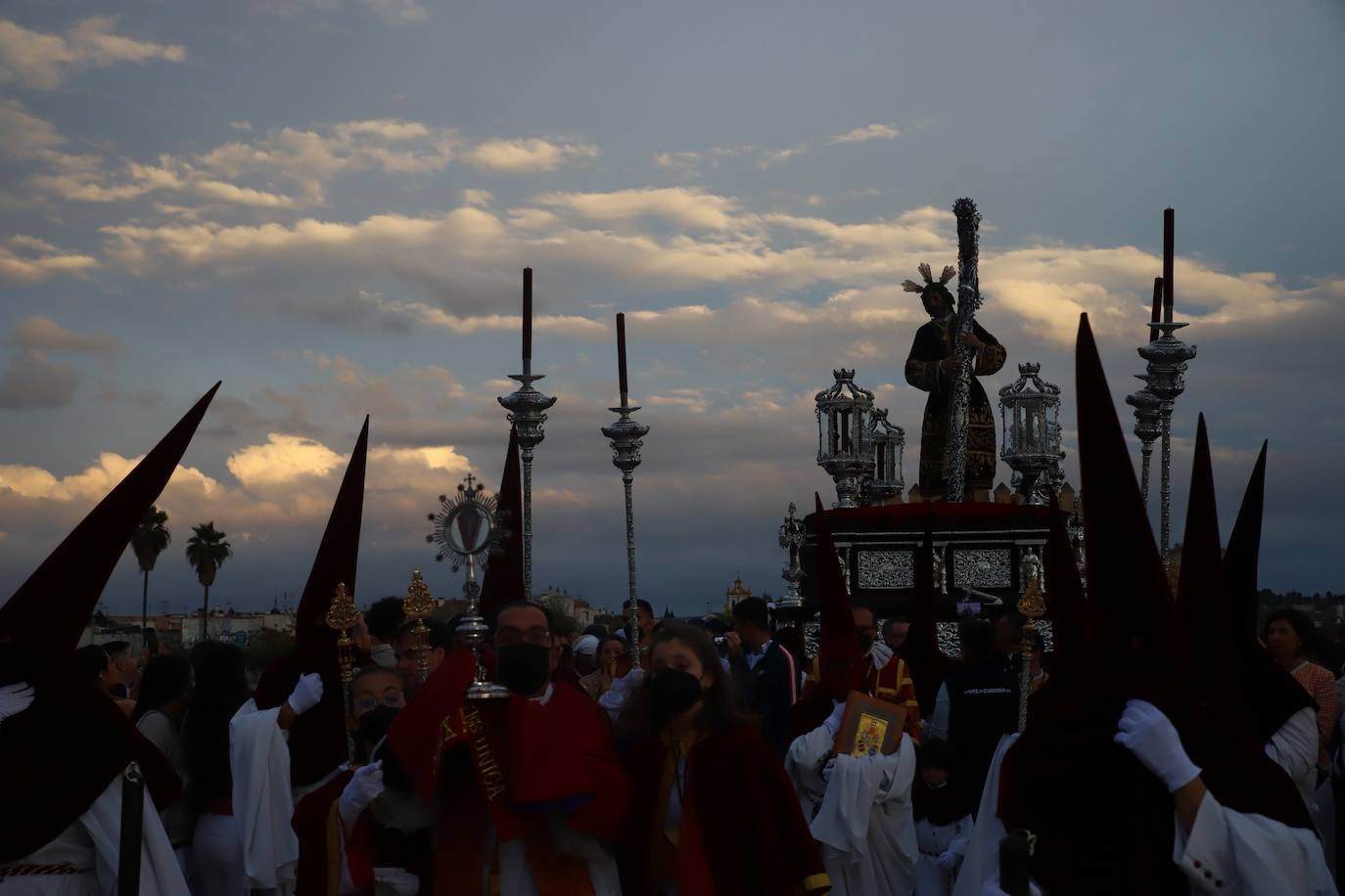 Lunes Santo | El bello desafío en Córdoba de la Vera Cruz a la lluvia, en imágenes