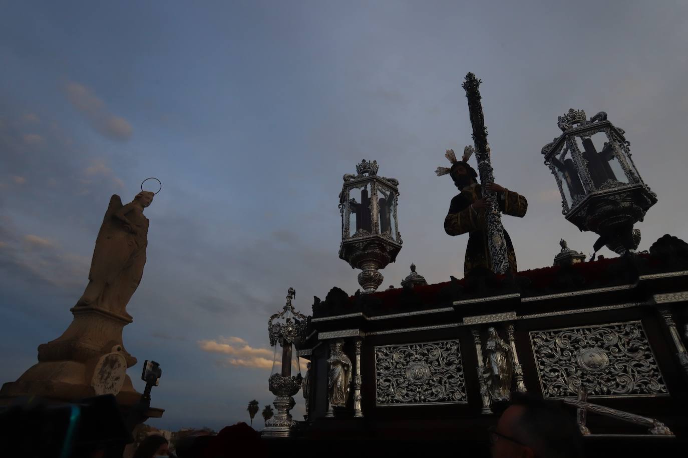 Lunes Santo | El bello desafío en Córdoba de la Vera Cruz a la lluvia, en imágenes