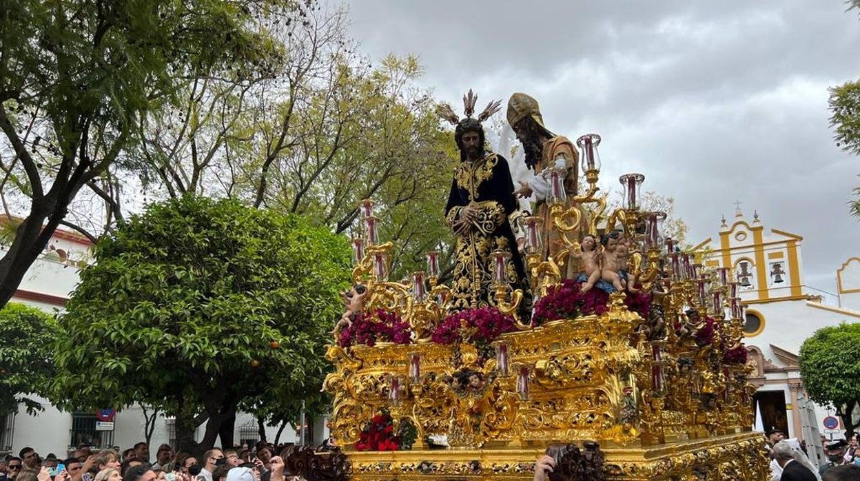 San Gonzalo culmina su estación de penitencia a pesar de la lluvia