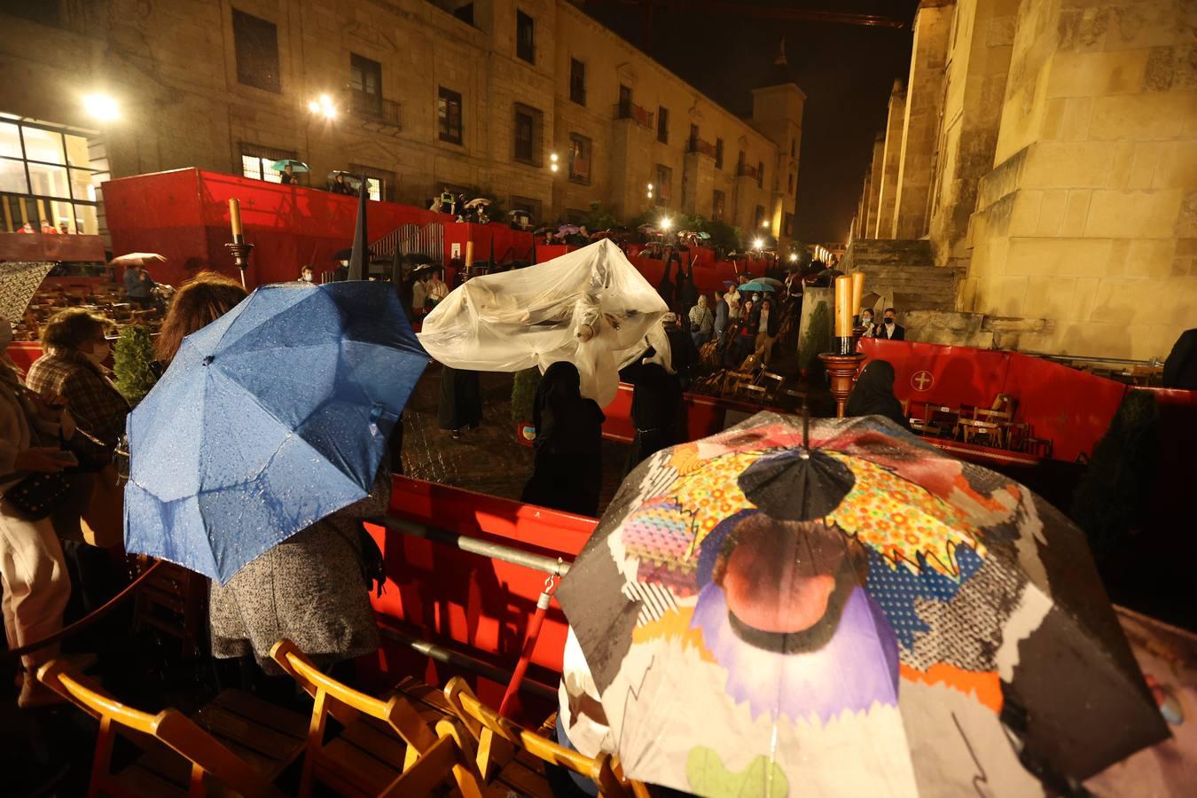 Lunes Santo | La mística salida del Via Crucis de Córdoba, en imágenes