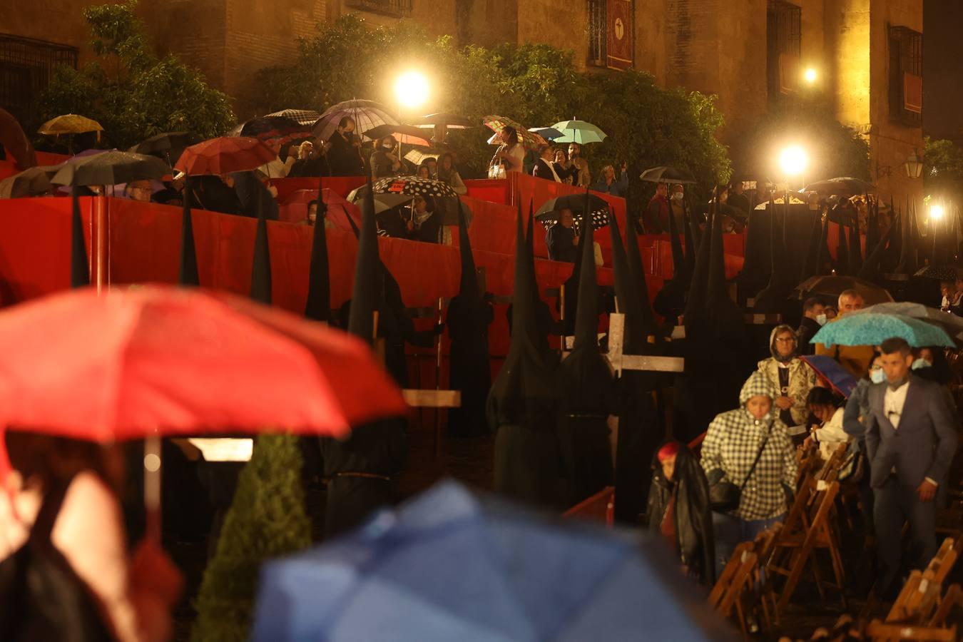 Lunes Santo | La mística salida del Via Crucis de Córdoba, en imágenes